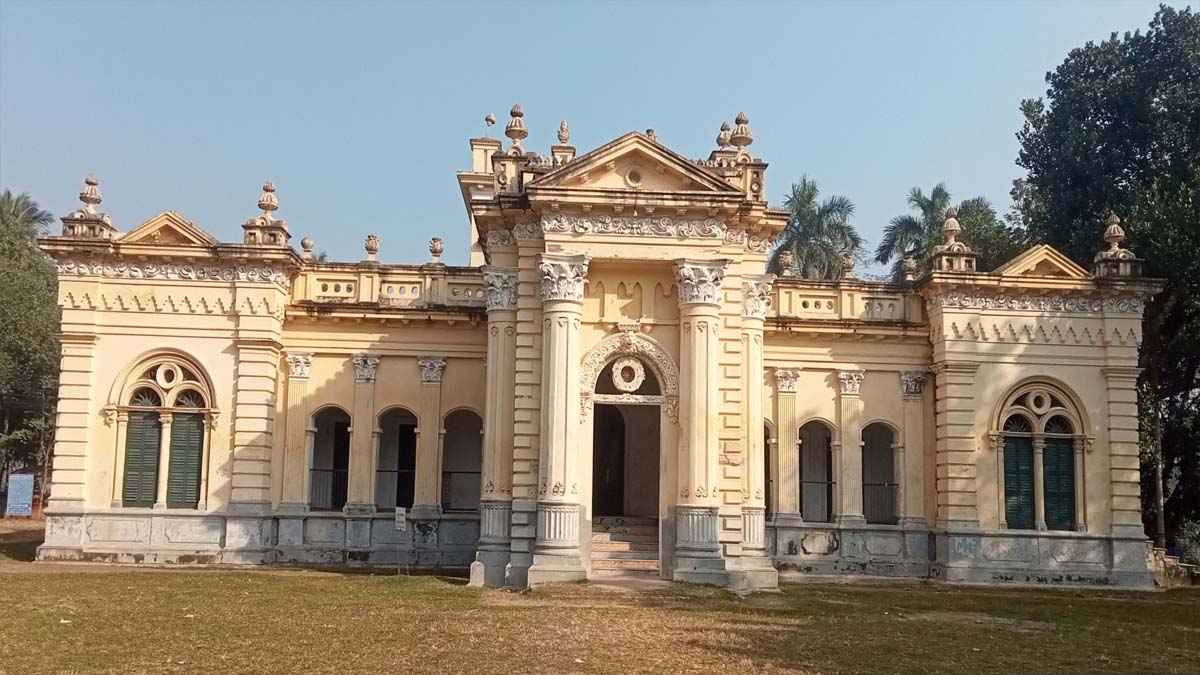 রং তুলি দিয়ে চলে ৩০০ বছরের পুরানো নাটোর রাজবাড়ির সংস্কার কাজ