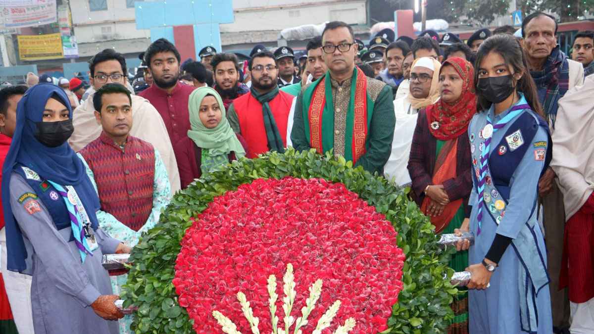 নওগাঁয় বীর শহীদদের প্রতি সর্বস্তরের মানুষের শ্রদ্ধা