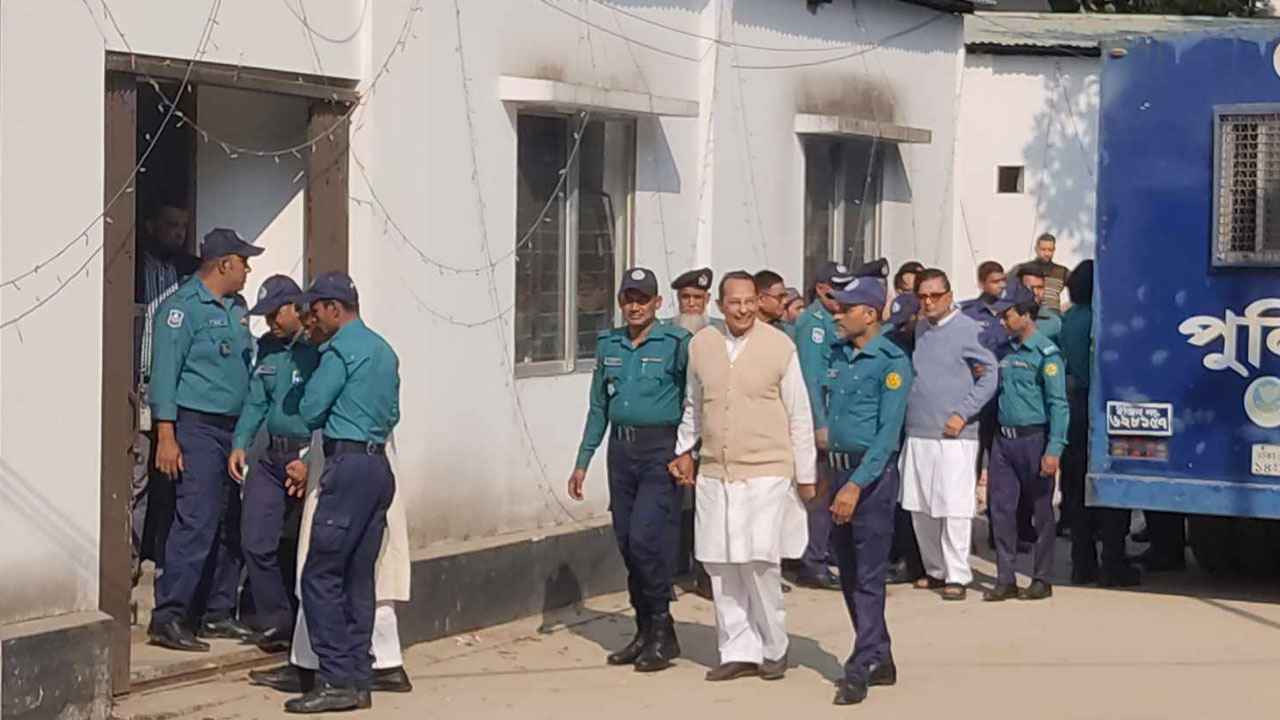 ট্রাইব্যুনালে আনা হয়েছে সাবেক মন্ত্রী-উপদেষ্টাসহ ১৬ জনকে