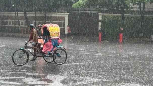 বৃষ্টিতে ভিজল রাজধানী