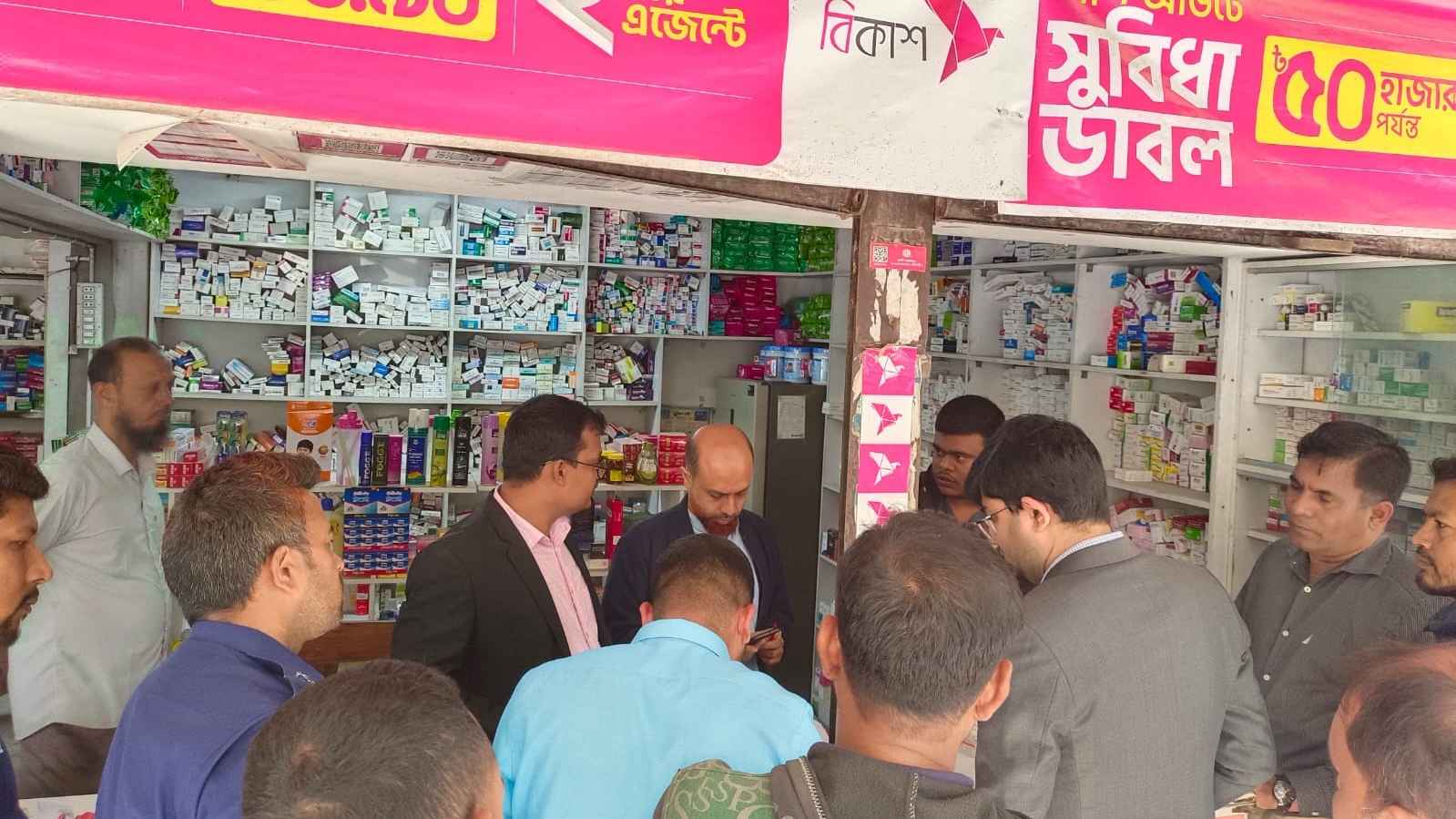 মেয়াদোত্তীর্ণ ওষুধ রাখায় ৩ ফার্মেসিকে জরিমানা