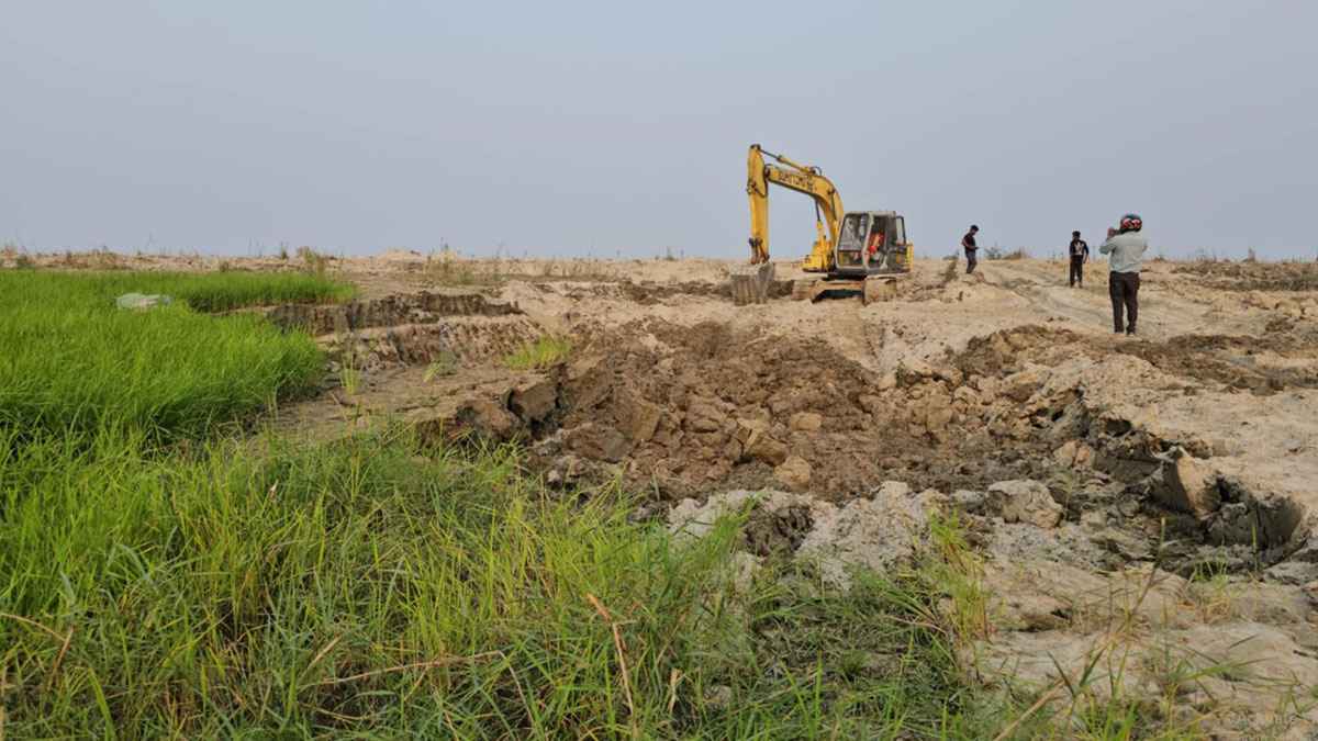 ফসলি জমি থেকে অবৈধভাবে মাটি-বালি বিক্রি