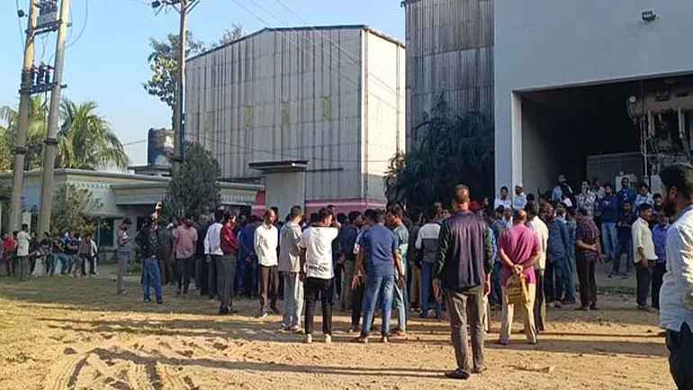 চট্টগ্রামে এস আলমের ছয় কারখানা বন্ধ ঘোষণা, শ্রমিকদের বিক্ষোভ