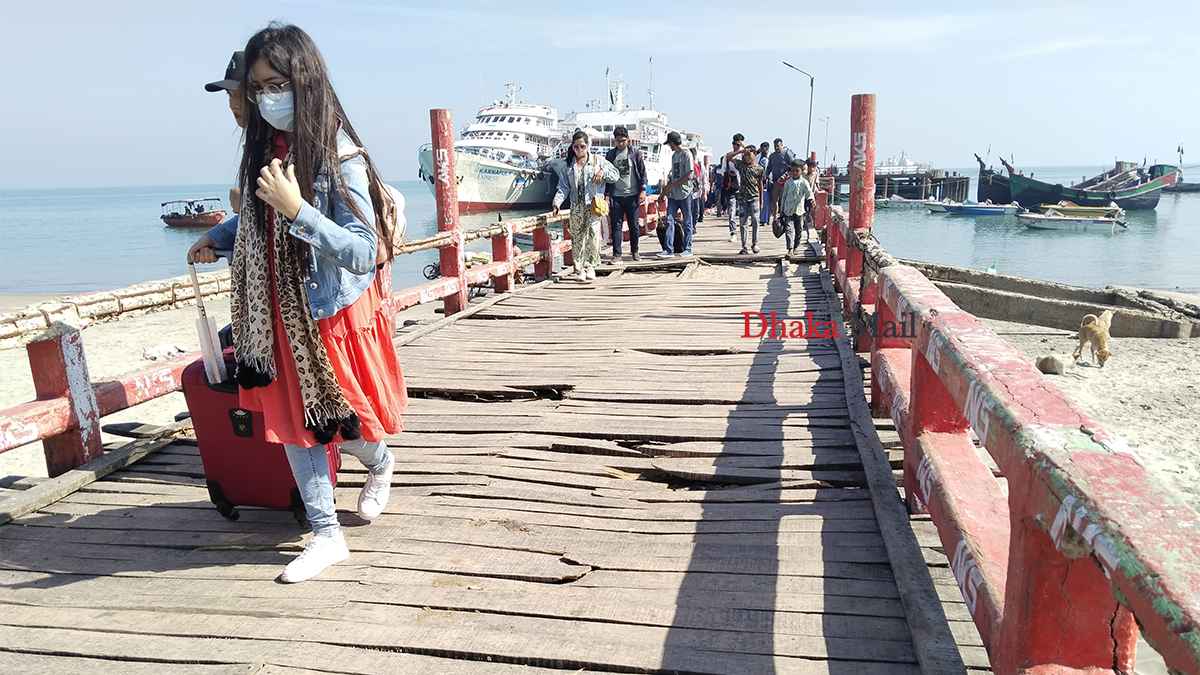 সেন্টমার্টিনের ‘দুঃখ’ ভাঙাচোরা জেটি