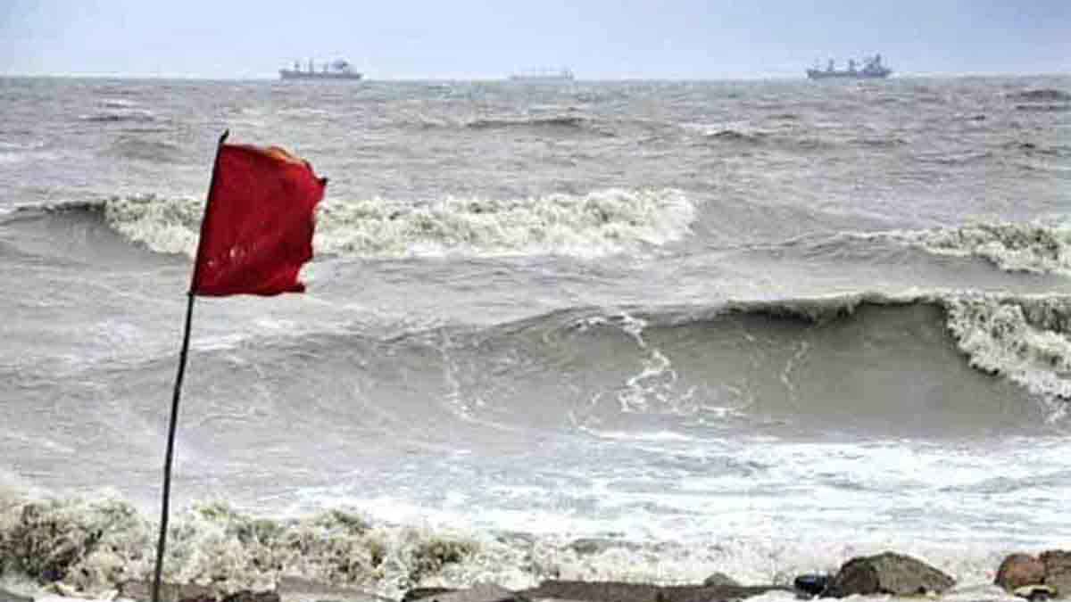 সমুদ্রবন্দরে সতর্ক সংকেত, জেলেদের গভীর সাগরে যেতে মানা