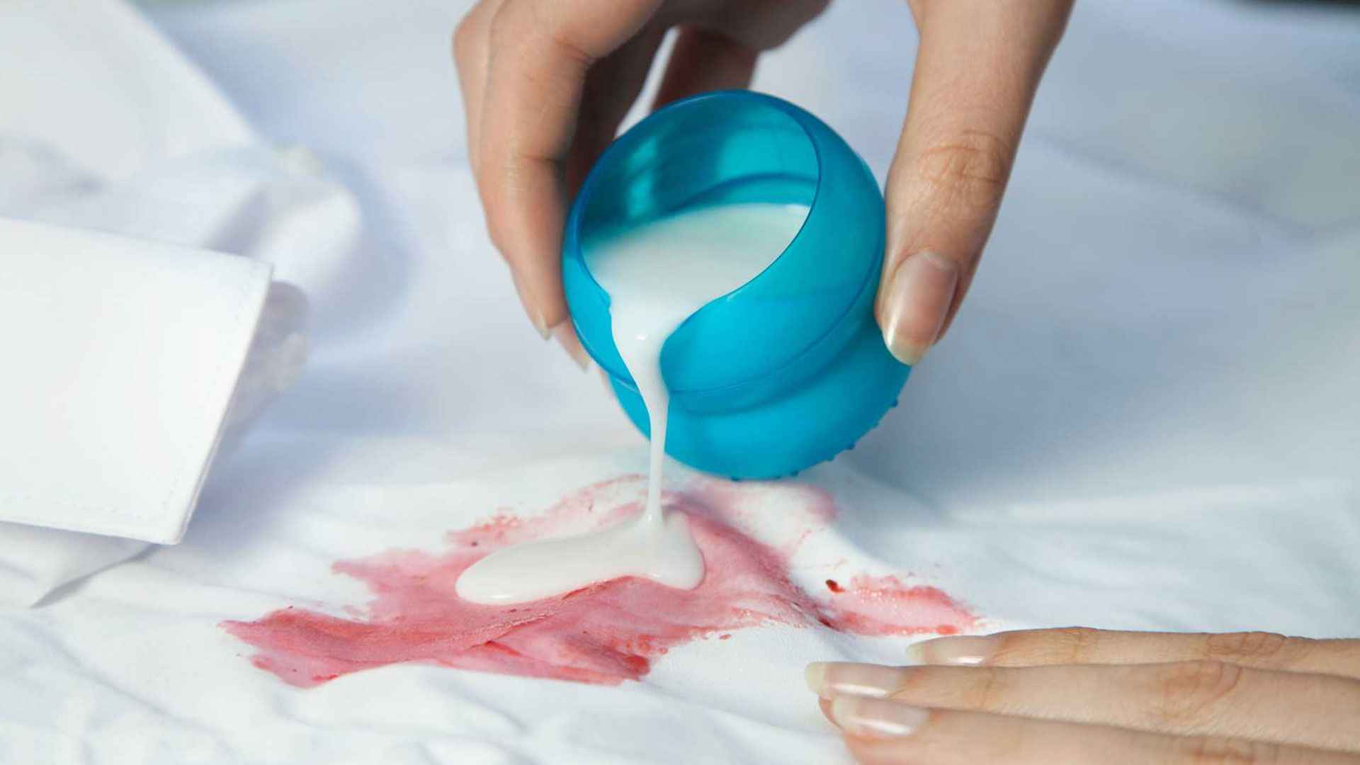 সাদা কাপড়ের দাগ তোলার ঘরোয়া উপায়