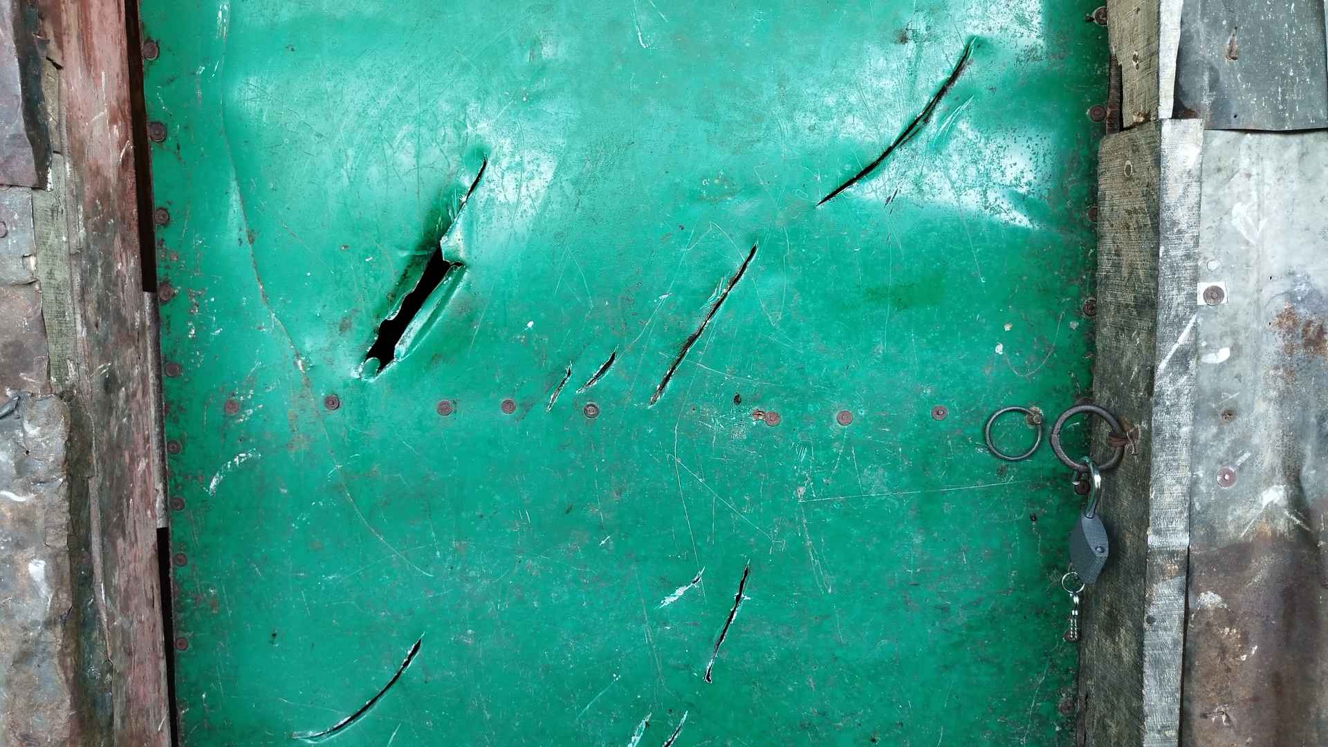 যুবককে কুপিয়ে জখম, বাসায় হামলা-লুটপাট, ভয়ে এলাকা ছাড়া পরিবার