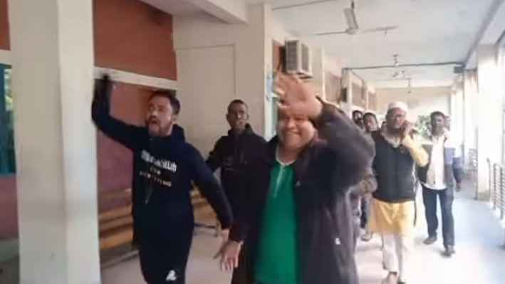 আদালত প্রাঙ্গণে ‘জয় বাংলা, জয় বঙ্গবন্ধু’ স্লোগান দেন আসামিরা, হট্টগোল