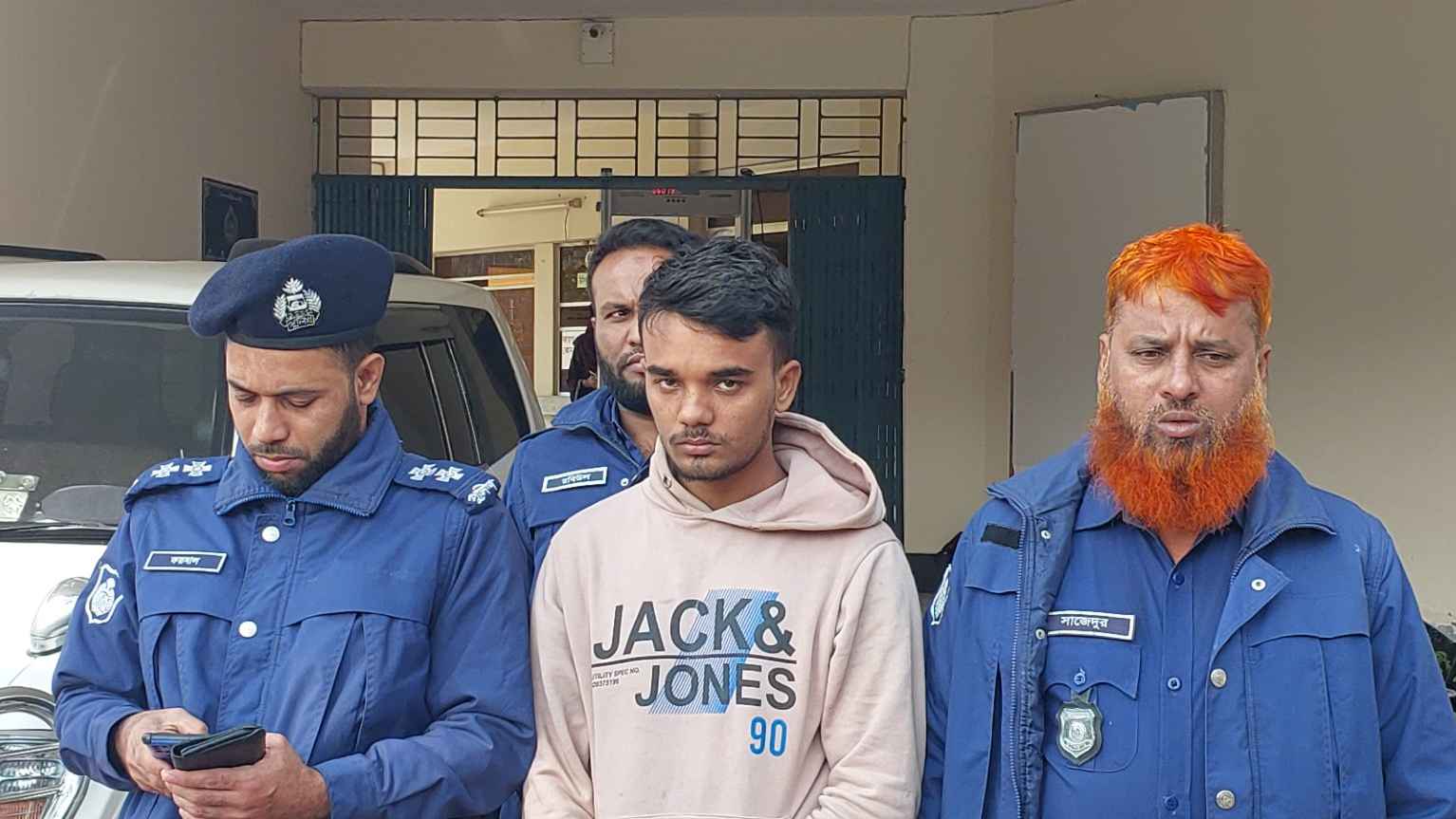 নেশার টাকা জোগাড় করতে স্বর্ণের দুল ছিনিয়ে নিয়ে ভাতিজিকে হত্যা