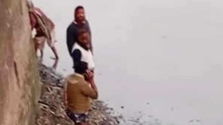 নাটোরে ট্রেনের ধাক্কায় নিহত ১