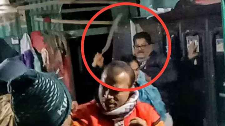 দেশীয় অস্ত্রসহ শ্রমিকলীগ নেতার ভিডিও ভাইরাল, বিভিন্ন মহলে সমালোচনা