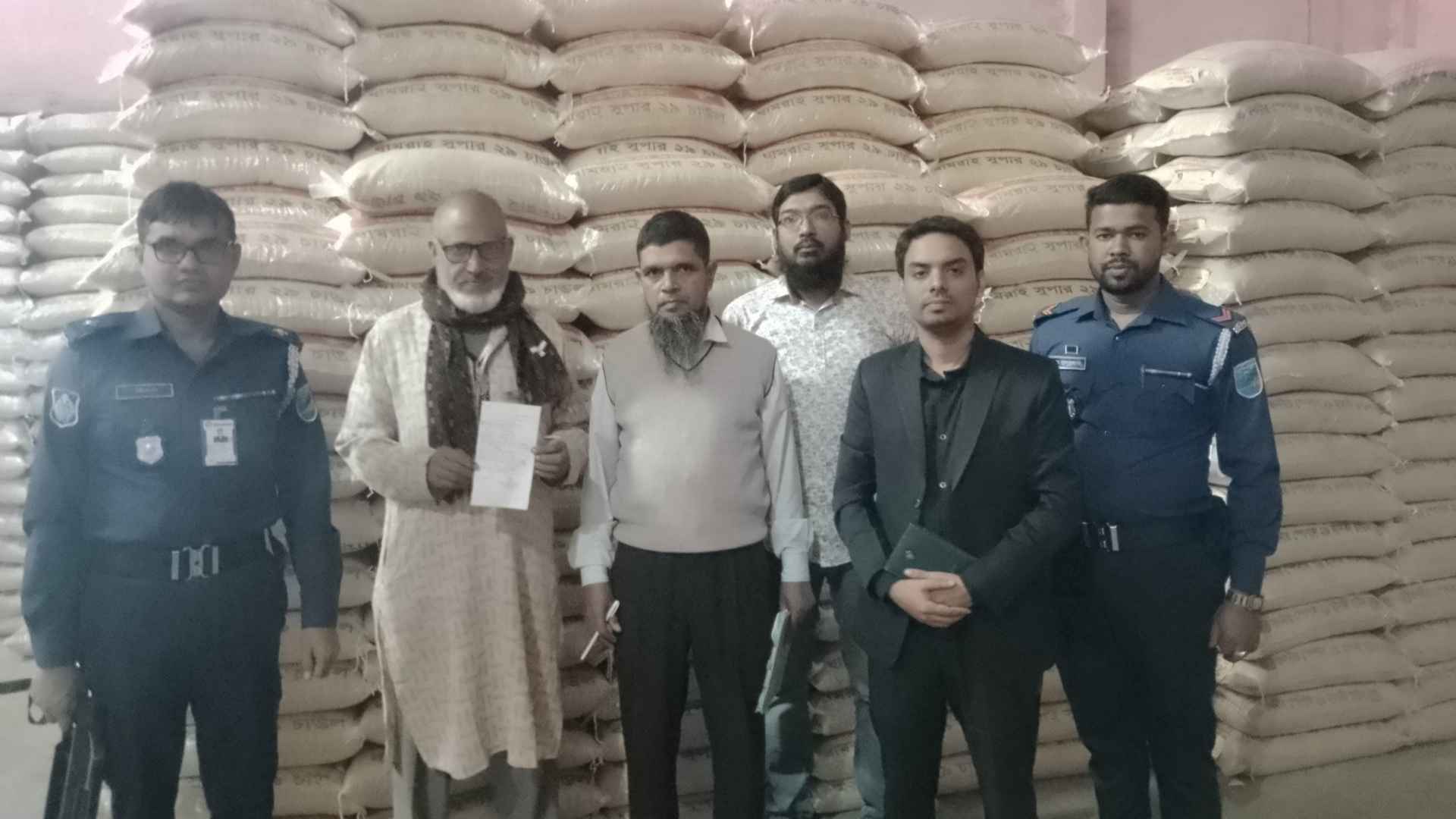 টাঙ্গাইলে প্লাস্টিকের বস্তায় চাল মজুদ, ব্যবসায়ীকে লাখ টাকা জরিমানা