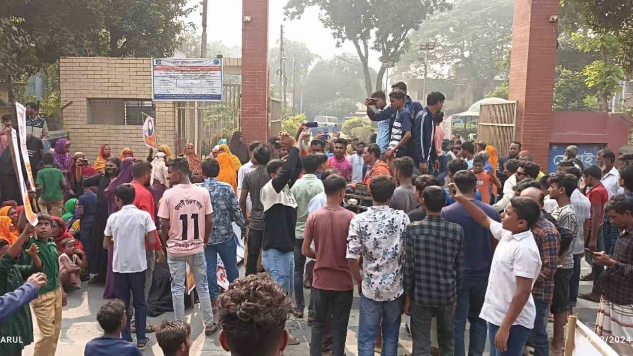 গৃহবধূর মৃত্যুর বিচার দাবিতে সড়ক অবরোধ, থানায় ঢুকে বিক্ষোভ