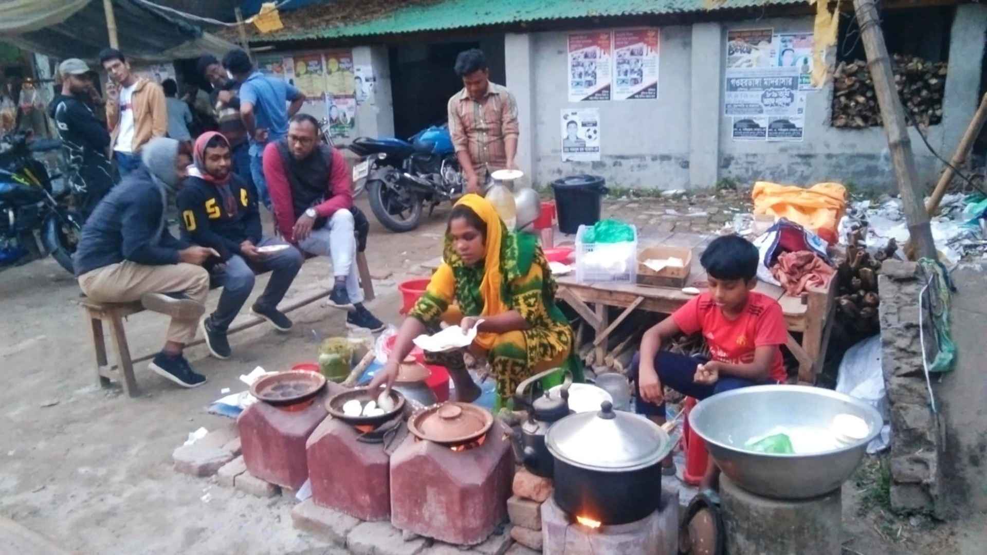 নড়াইলে জমে উঠেছে শীতের পিঠা বিক্রি