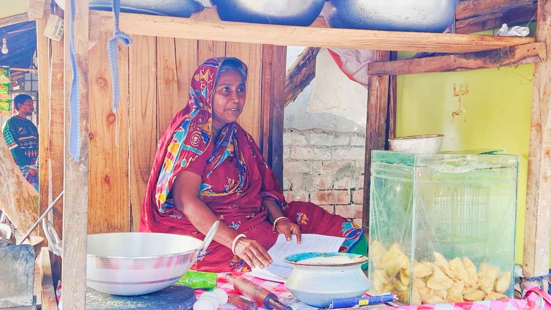ডিম-সিঙারা বিক্রি করে বেঁচে থাকার লড়াইয়ে প্রতিবন্ধী ঝর্ণা