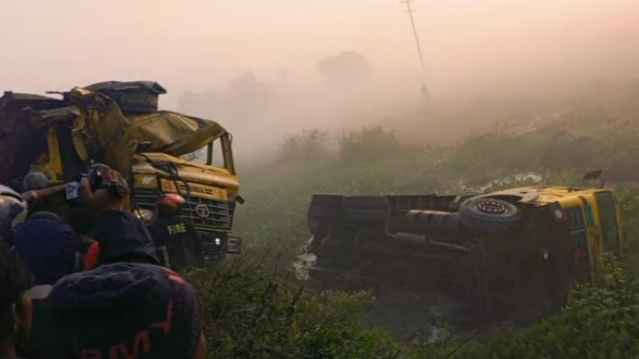 নাটোরে ৬ মালবাহী ট্রাকের সংঘর্ষ: একজন নিহত, আহত ৬