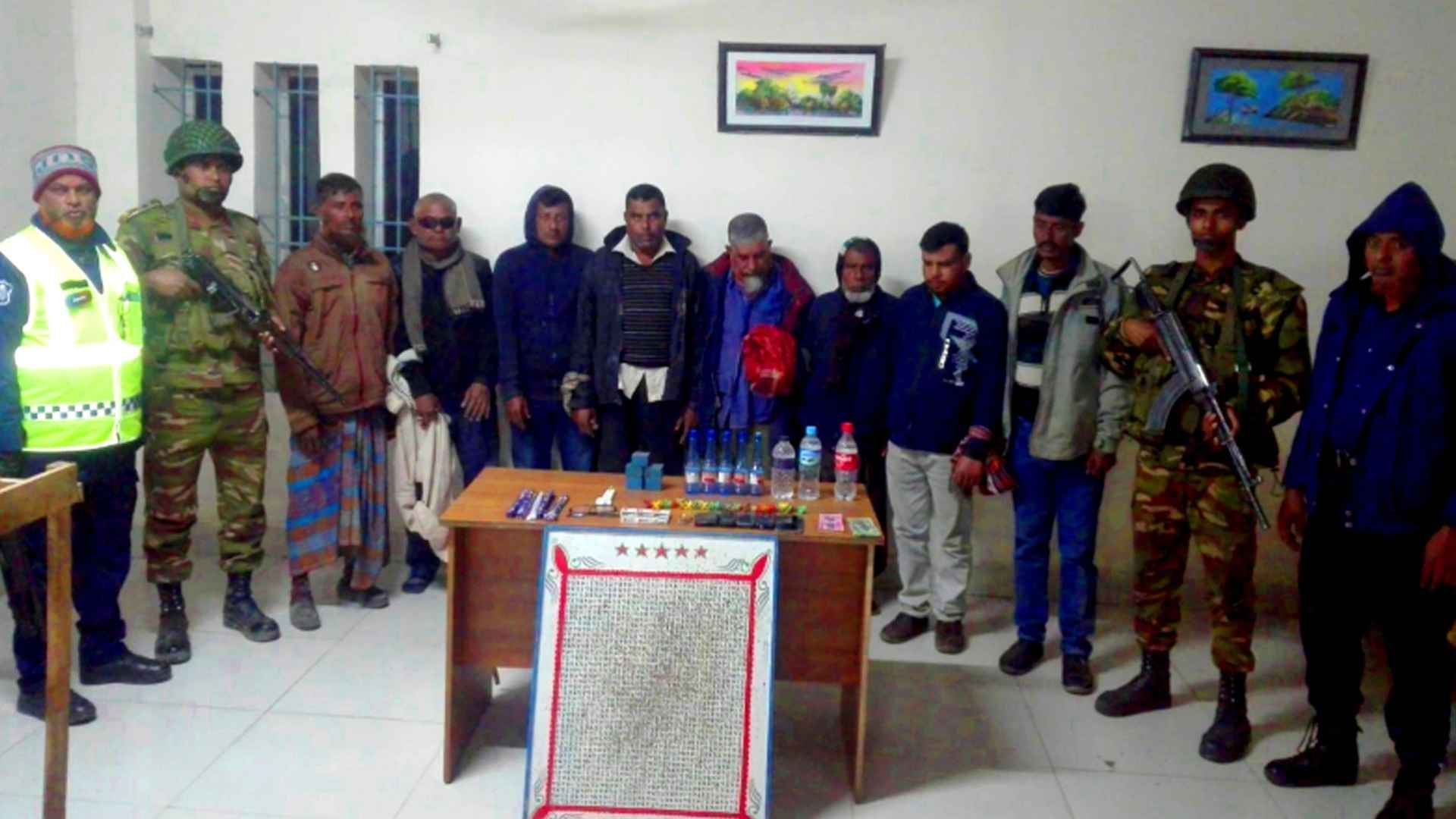 জুয়া খেলার সময় হাতেনাতে আটক ৮