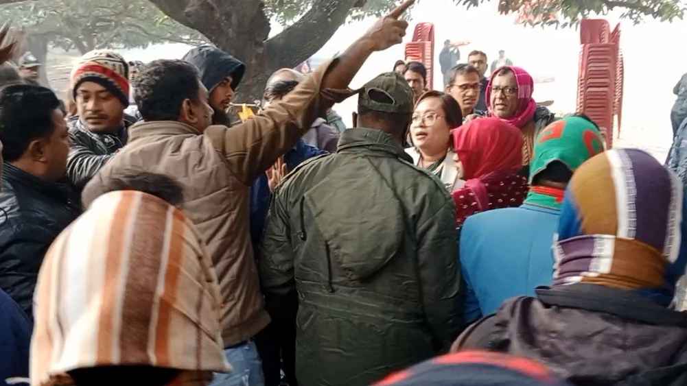 বিজয় দিবসের অনুষ্ঠানে দেরিতে আসায় জনতার রোষানলে ইউএনও