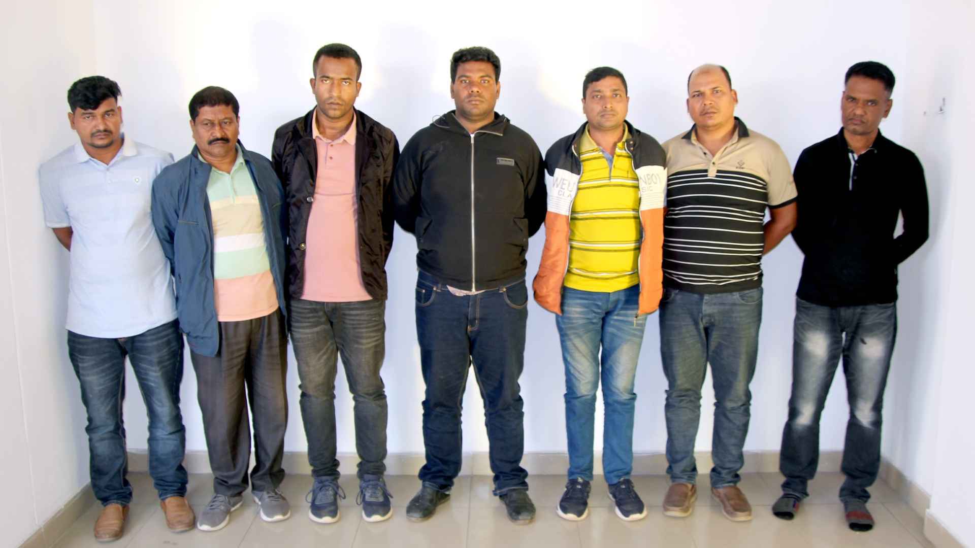 পুলিশ পরিচয়ে ডাকাতির প্রস্তুতি: মাইক্রোবাস, হ্যান্ডকাফসহ আটক ৭