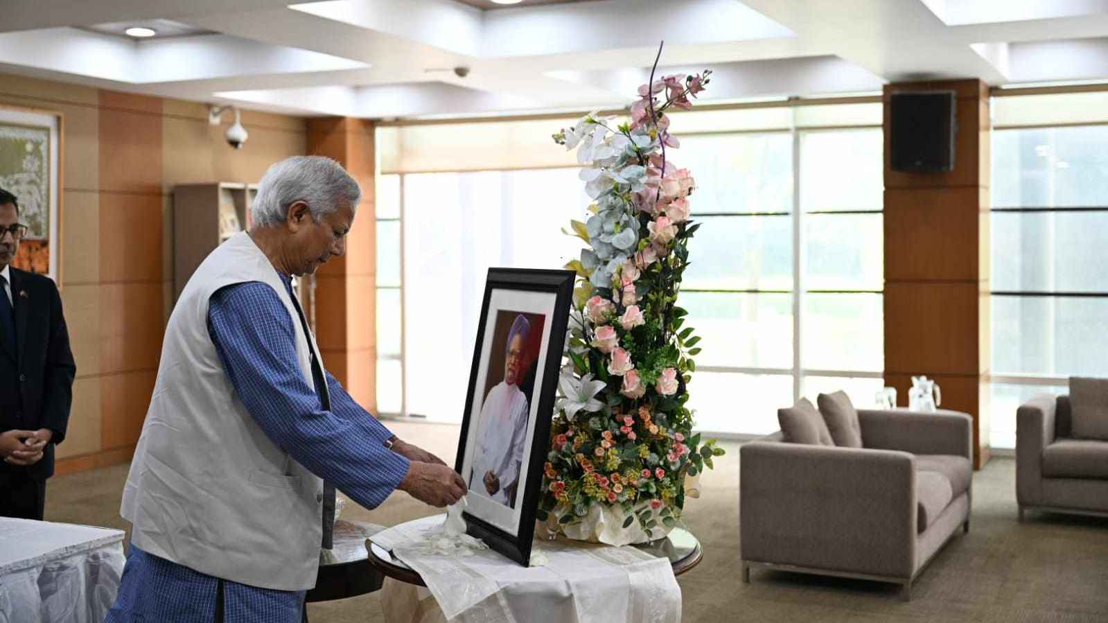 ভারতীয় হাইকমিশনে মনমোহন সিংয়ের প্রতি প্রধান উপদেষ্টার শ্রদ্ধা