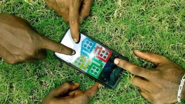 মোবাইল অ্যাপসে জুয়া, বাড়ছে পারিবারিক অশান্তি