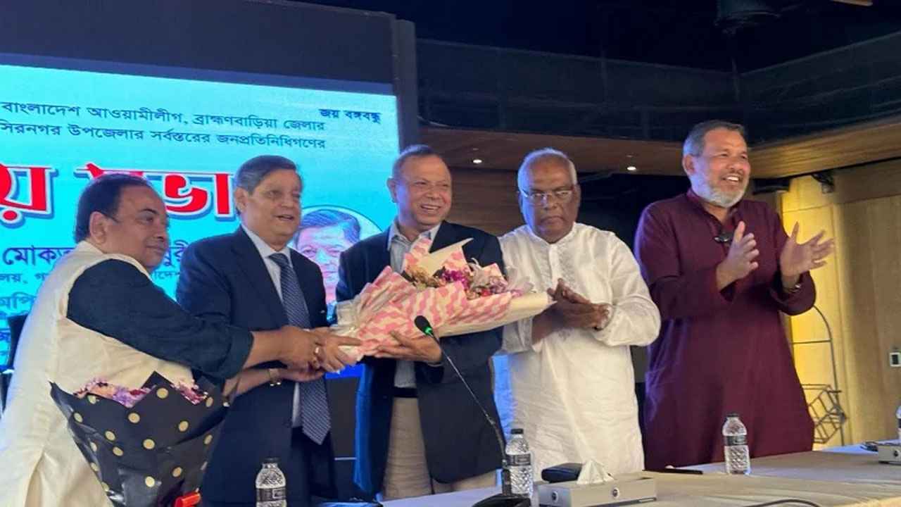 আ.লীগে যোগ দিলেন খালেদা জিয়ার সাবেক উপদেষ্টা একরামুজ্জামান