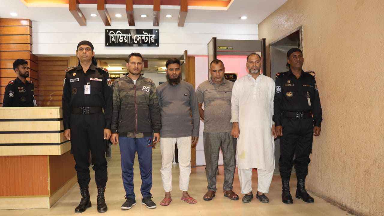 ‘মামা পার্টি’র গাড়ীতে উঠলেই সর্বস্ব হারাতেন যাত্রীরা