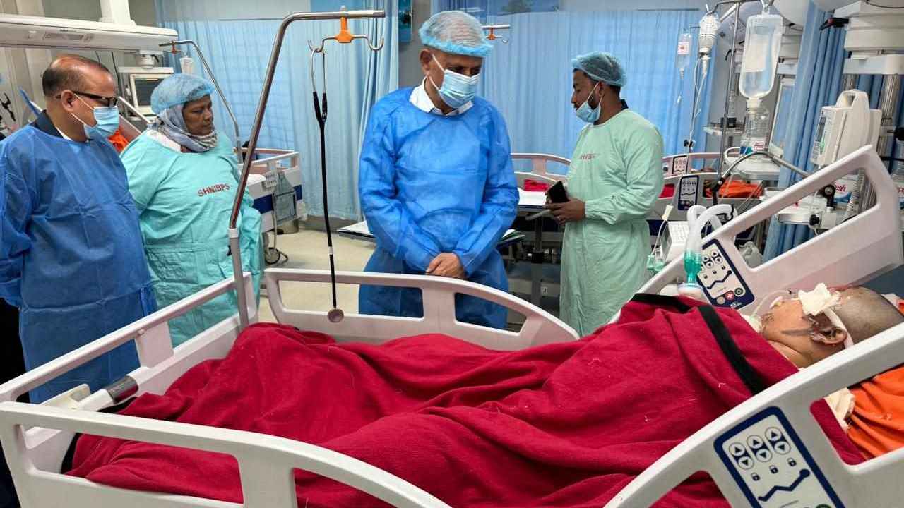 প্রাক্তন স্বামীর আগুনে দগ্ধ চিকিৎসকের খোঁজ নিলেন স্বাস্থ্যমন্ত্রী