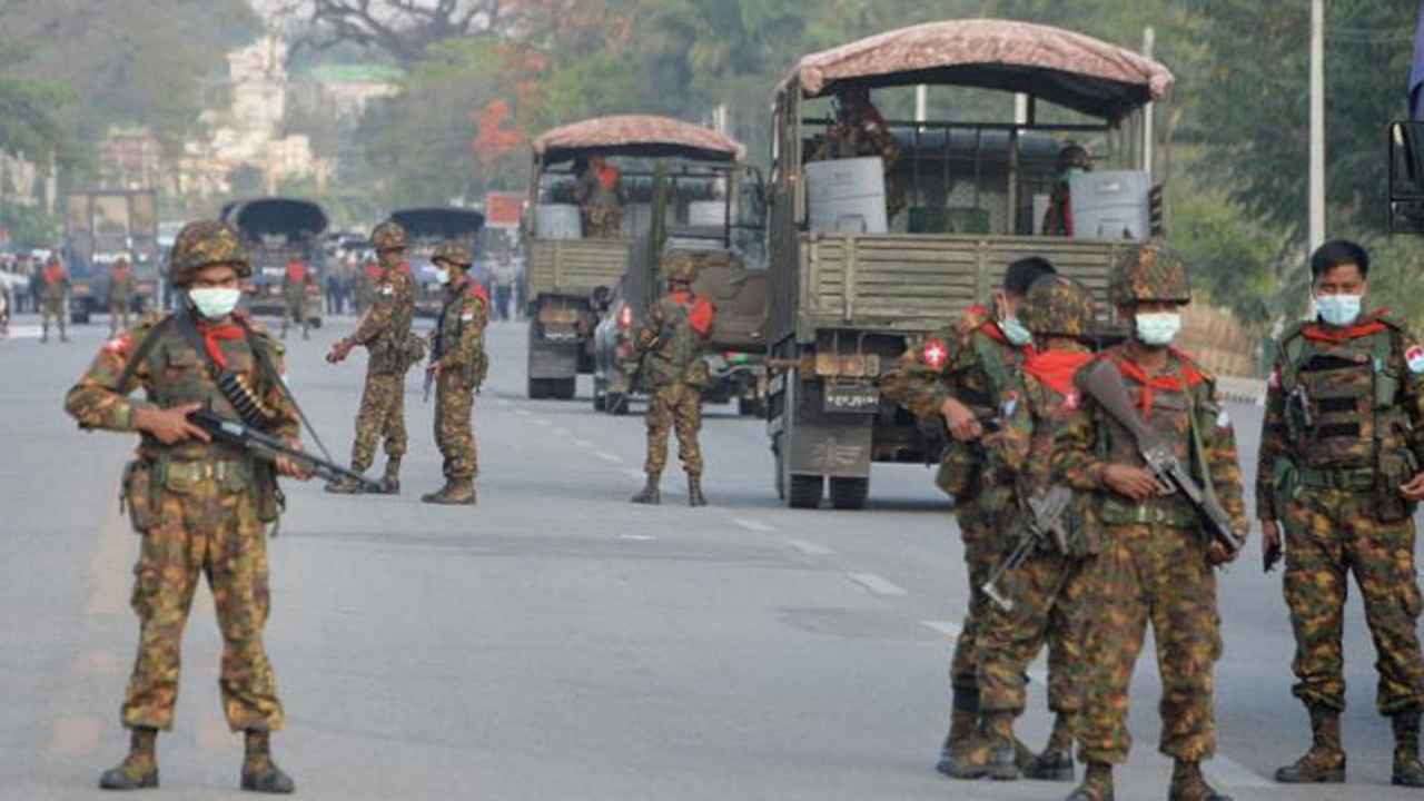 বিদ্রোহীদের হাতে শহর তুলে দেওয়ায় তিন সেনা কর্মকর্তার মৃত্যুদণ্ড!