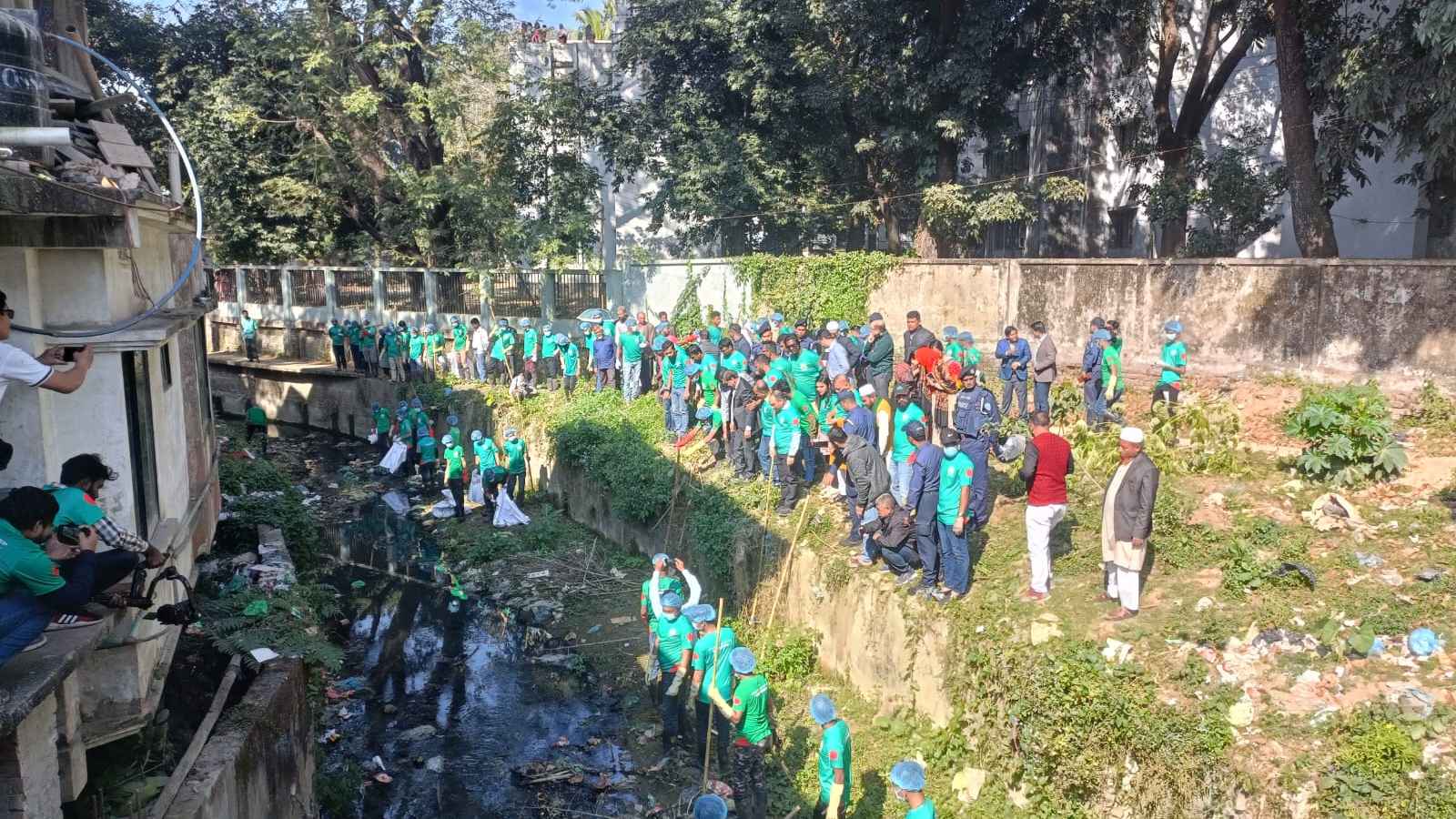 বান্দরবানে ম্যাকসি খালে পরিচ্ছন্নতা অভিযান