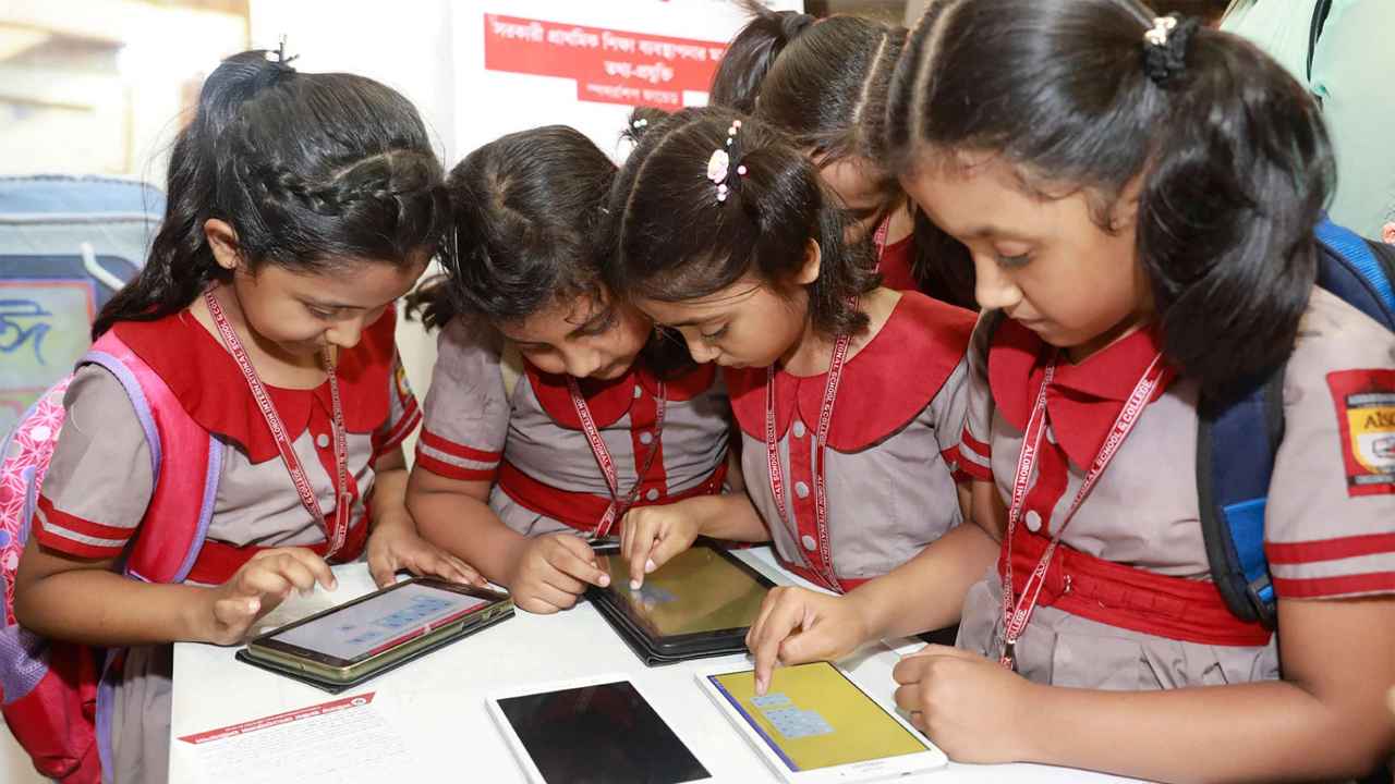 সোস্যাল মিডিয়া কেড়ে নিচ্ছে শিশুদের শৈশব!