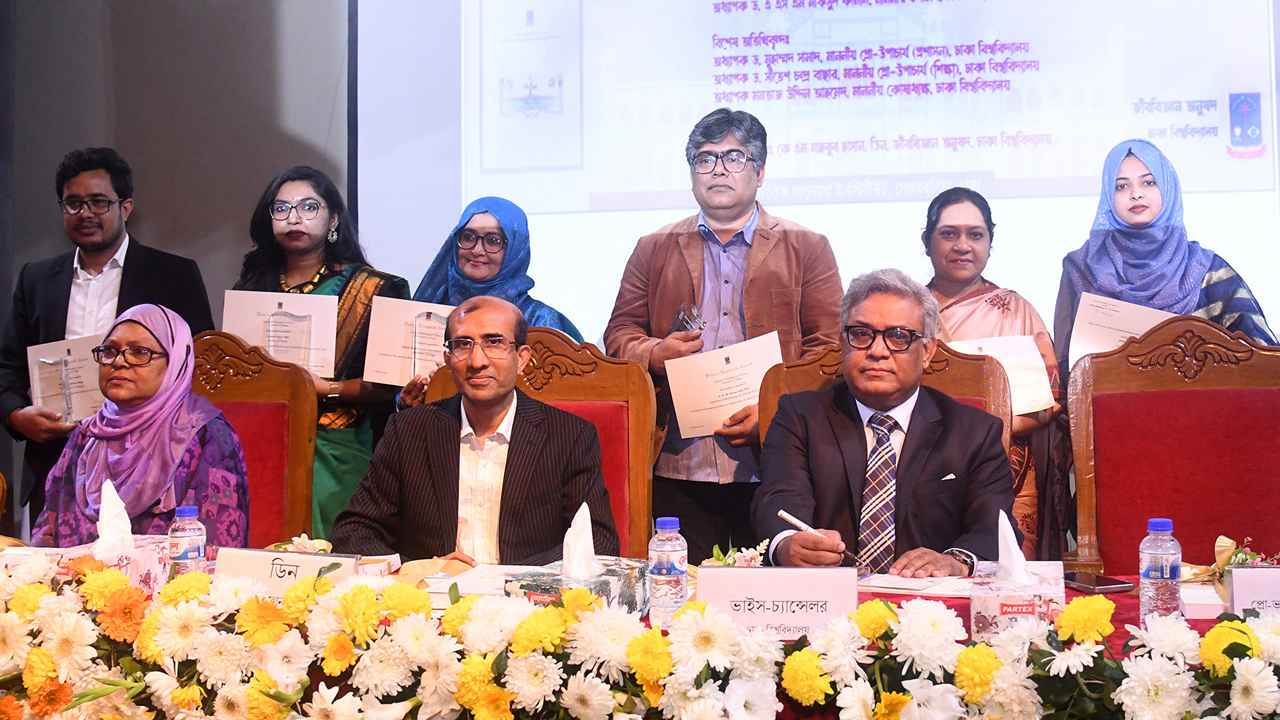 ঢাবি জীববিজ্ঞান অনুষদে ডিনস অ্যাওয়ার্ড পেলেন ৮ শিক্ষক