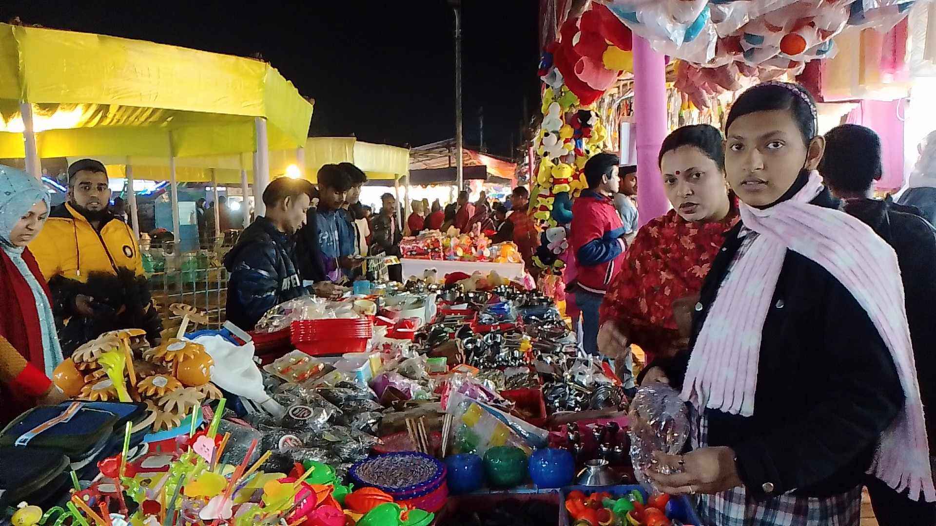 গাইবান্ধায় বাণিজ্য মেলায় ভিড় বাড়লেও বেচাকেনা কম