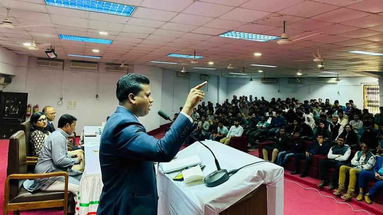 শিক্ষার্থীদের ‘অসমাপ্ত আত্মজীবনী’ দিল জবি ছাত্রলীগ