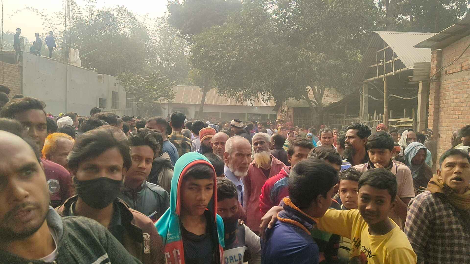 স্ত্রী ও দুই মেয়েকে শ্বাসরোধে হত্যার পর বাবার আত্মহত্যার চেষ্টা