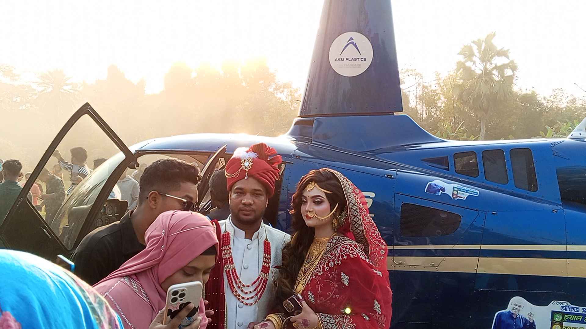 মা-বাবার স্বপ্ন পূরণে হেলিকপ্টারে বউ আনলেন ছেলে