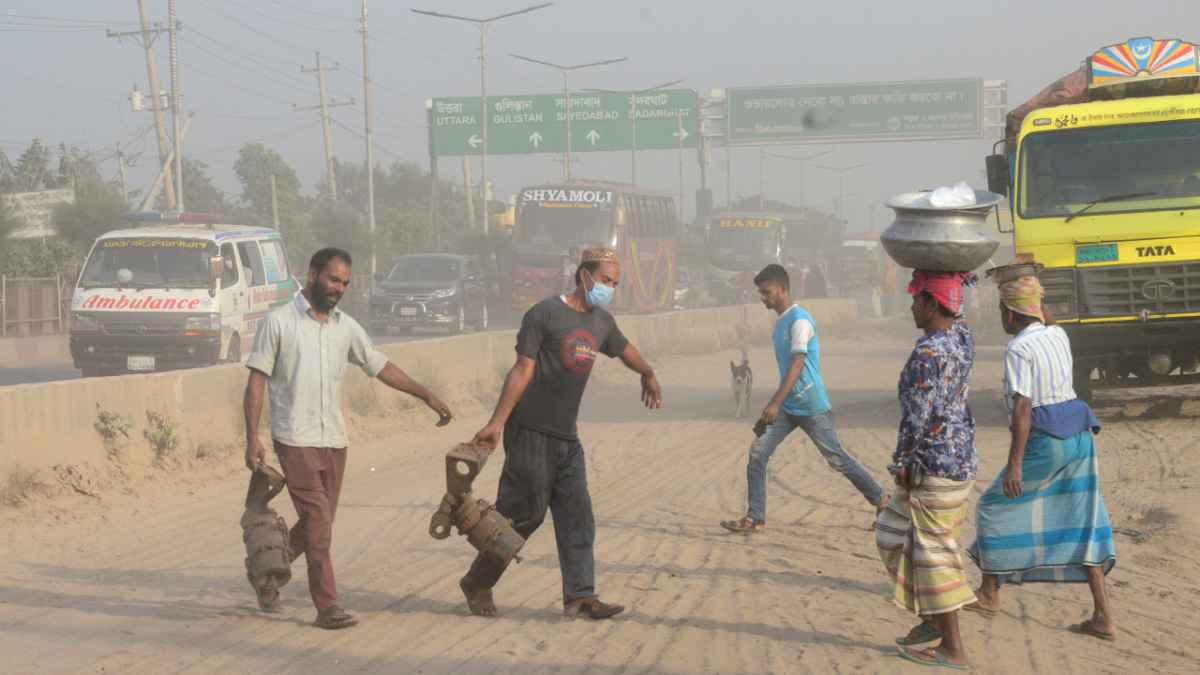 ঘরের বাইরে মাস্ক পরার পরামর্শ