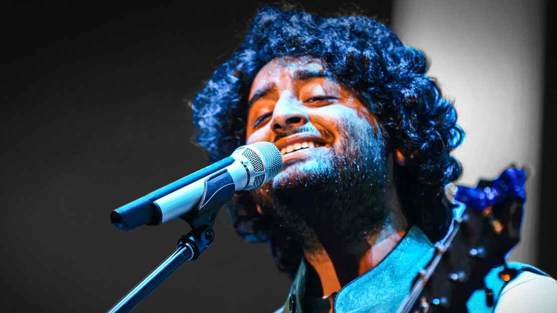 পোশাক খুলে অরিজিতের দিকে ছুড়ে দিলেন নারী 