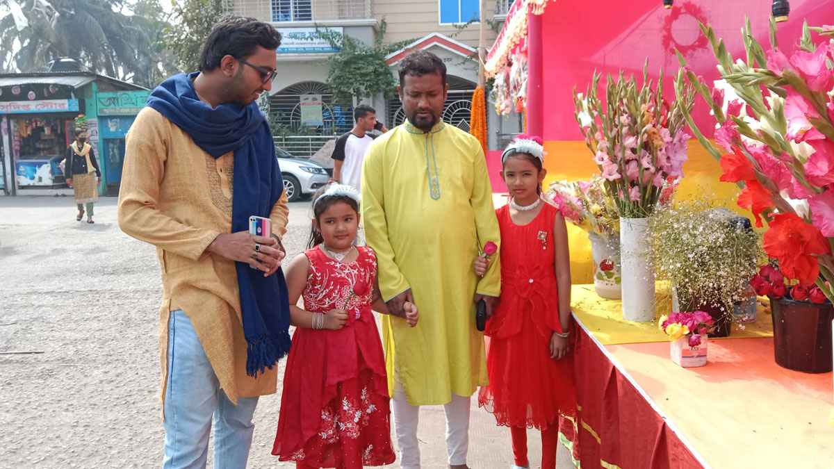 ভালোবাসা দিবসে ফুলের কদর বেড়েছে বরগুনায়