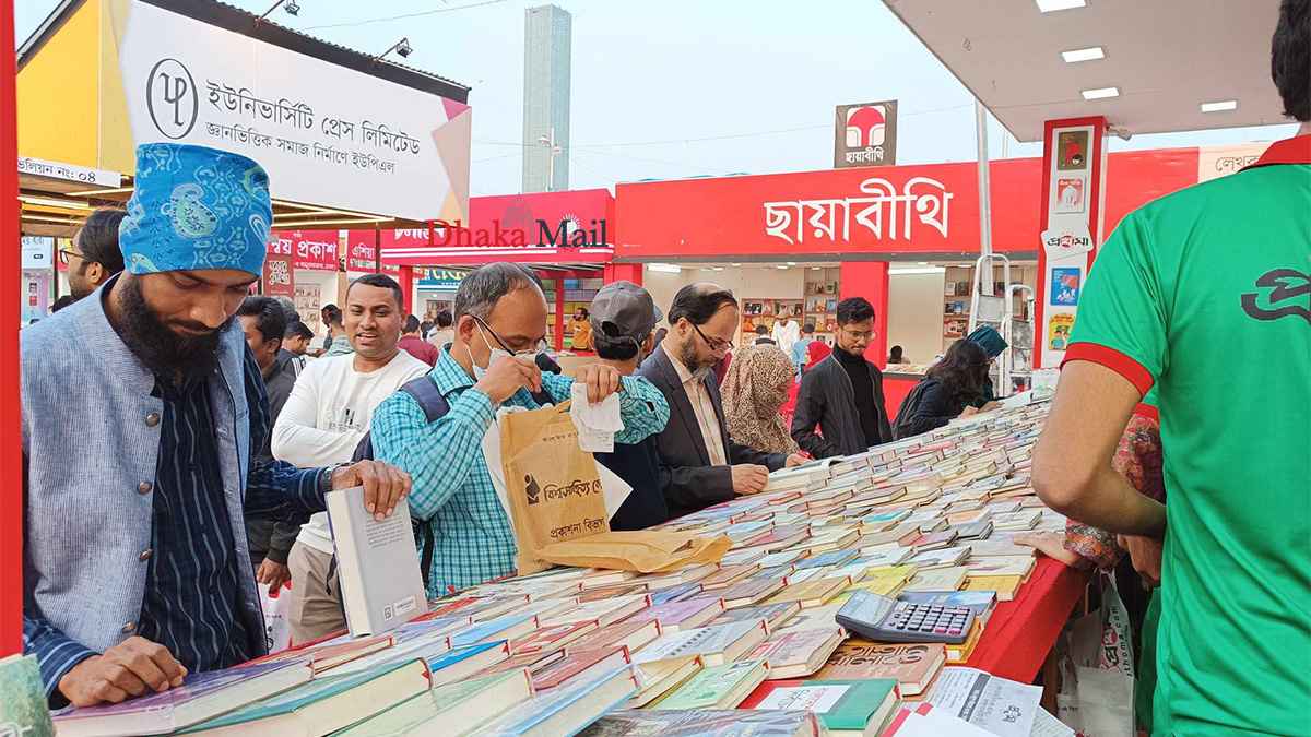 প্রথম ছুটির দিনেই দর্শনার্থীদের পদচারণায় মুখর বইমেলা