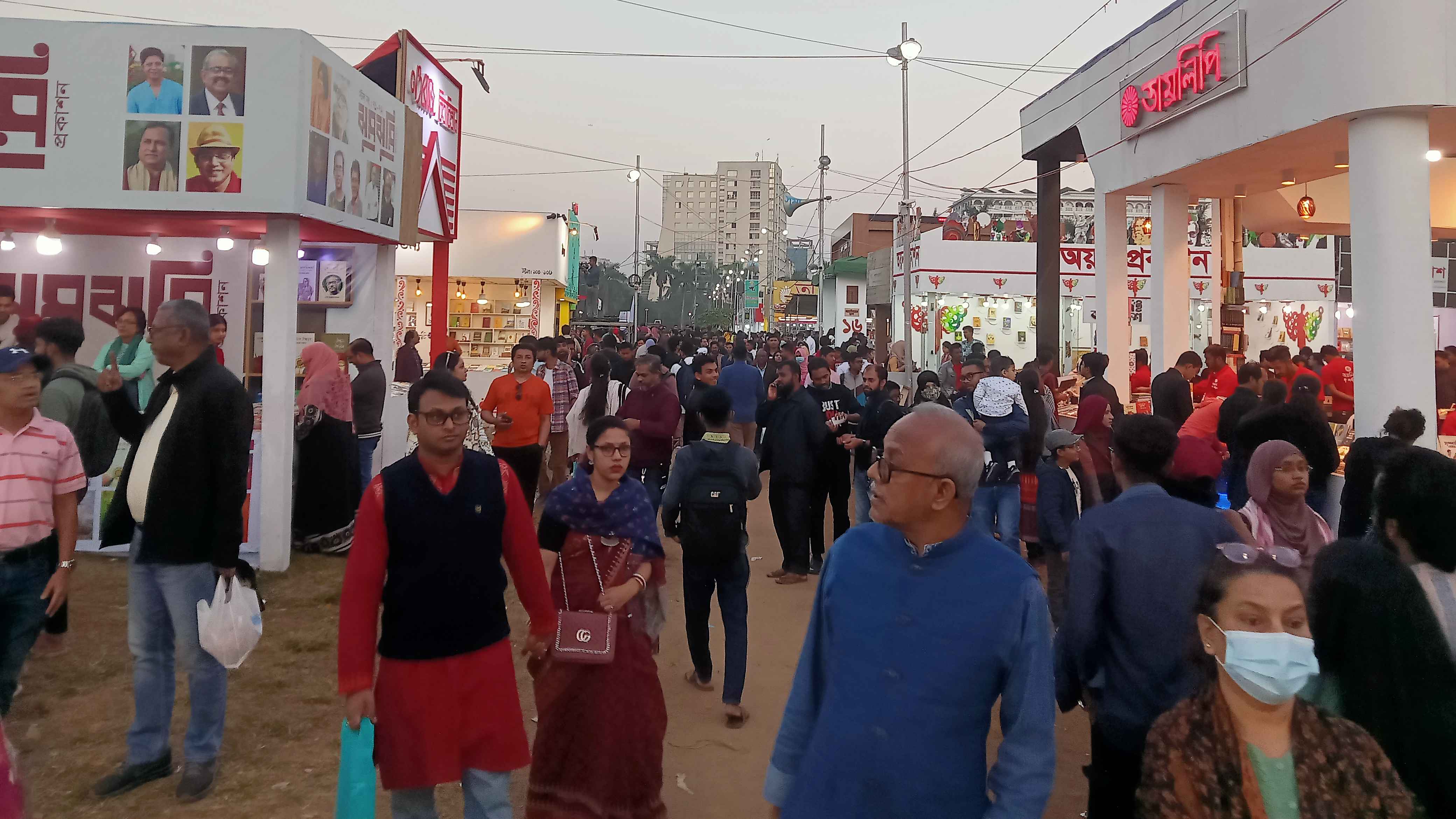 বইমেলায় দর্শনার্থী বাড়লেও বিক্রি বাড়েনি