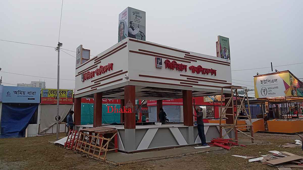 উদ্বোধনের দিনেও বইমেলায় চলছে স্টলের নির্মাণ কাজ