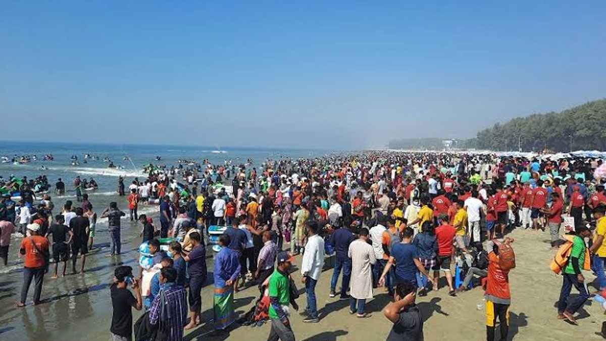 কক্সবাজার সমুদ্রসৈকতে ভালোবাসার ছোঁয়া