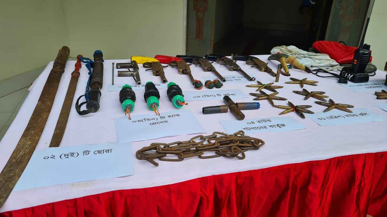 রোহিঙ্গা ক্যাম্পে অস্ত্রসহ আরসার ৪ সন্ত্রাসী গ্রেফতার