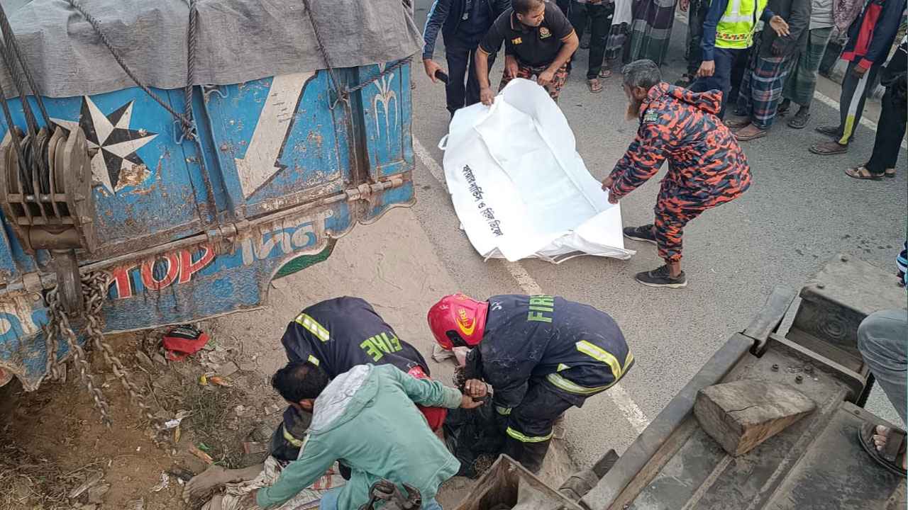 গাজীপুরে ট্রাকচাপায় অটোরিকশার ৩ যাত্রী নিহত