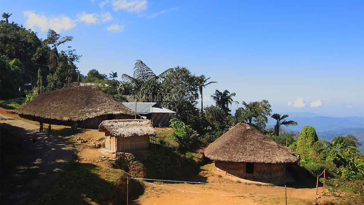 যে গ্রামের মানুষ খান মিয়ানমারে, ঘুমান ভারতে!