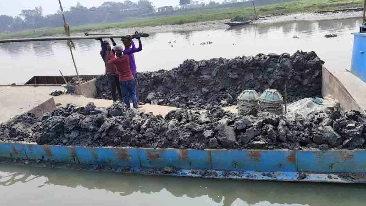 নবীনগরে অবৈধভাবে মাটি উত্তোলনের দায়ে জরিমানা