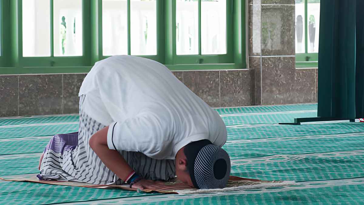 নামাজে কোনো আয়াত ছুটে গেলে সাহু সেজদা লাগবে?