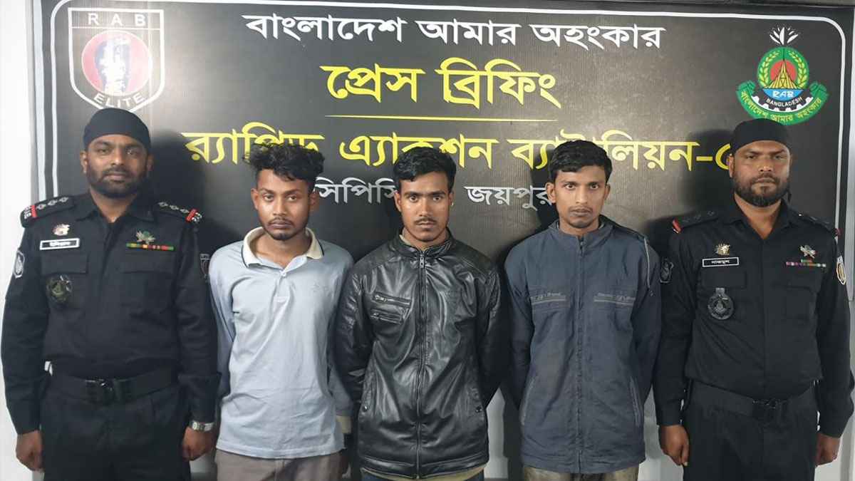 নওগাঁয় পর্নোগ্রাফি সংরক্ষণ ও বিক্রয় চক্রের ৩ সদস্য আটক