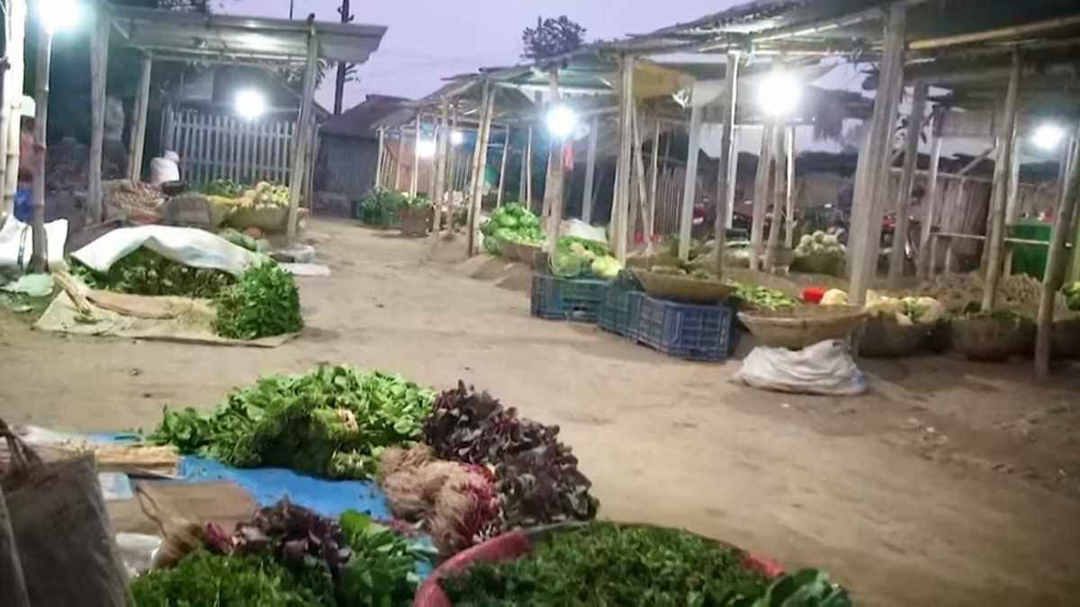 আজান হলেই দোকান রেখে মসজিদে যান শান্তির বাজারের ব্যবসায়ীরা